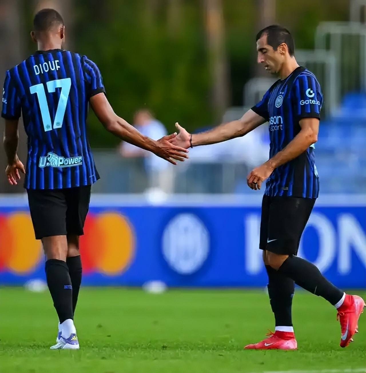 赛后欧冠传出新动向；罗马主帅复盘；高层表态——态度坚定；身体对抗强度拉满的简单介绍